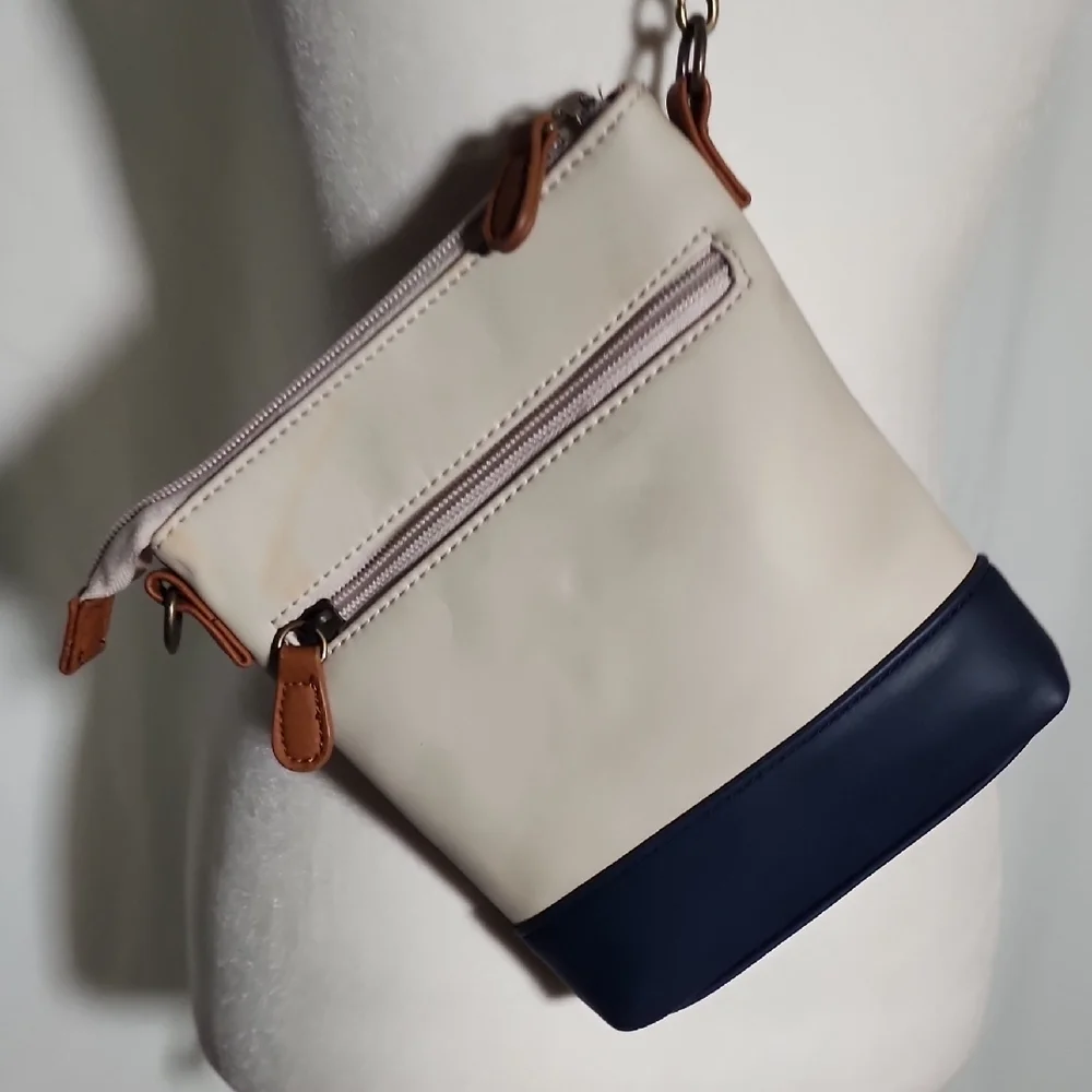 Stone Mountain Accessories Cream and Navy Wristlet